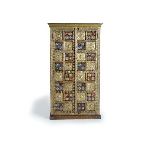 Kaksiovinen vaatekaappi kultaisilla yksityiskohdilla ja laatoilla