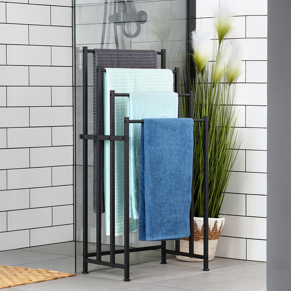 Musta metallinen seisova pyyheteline