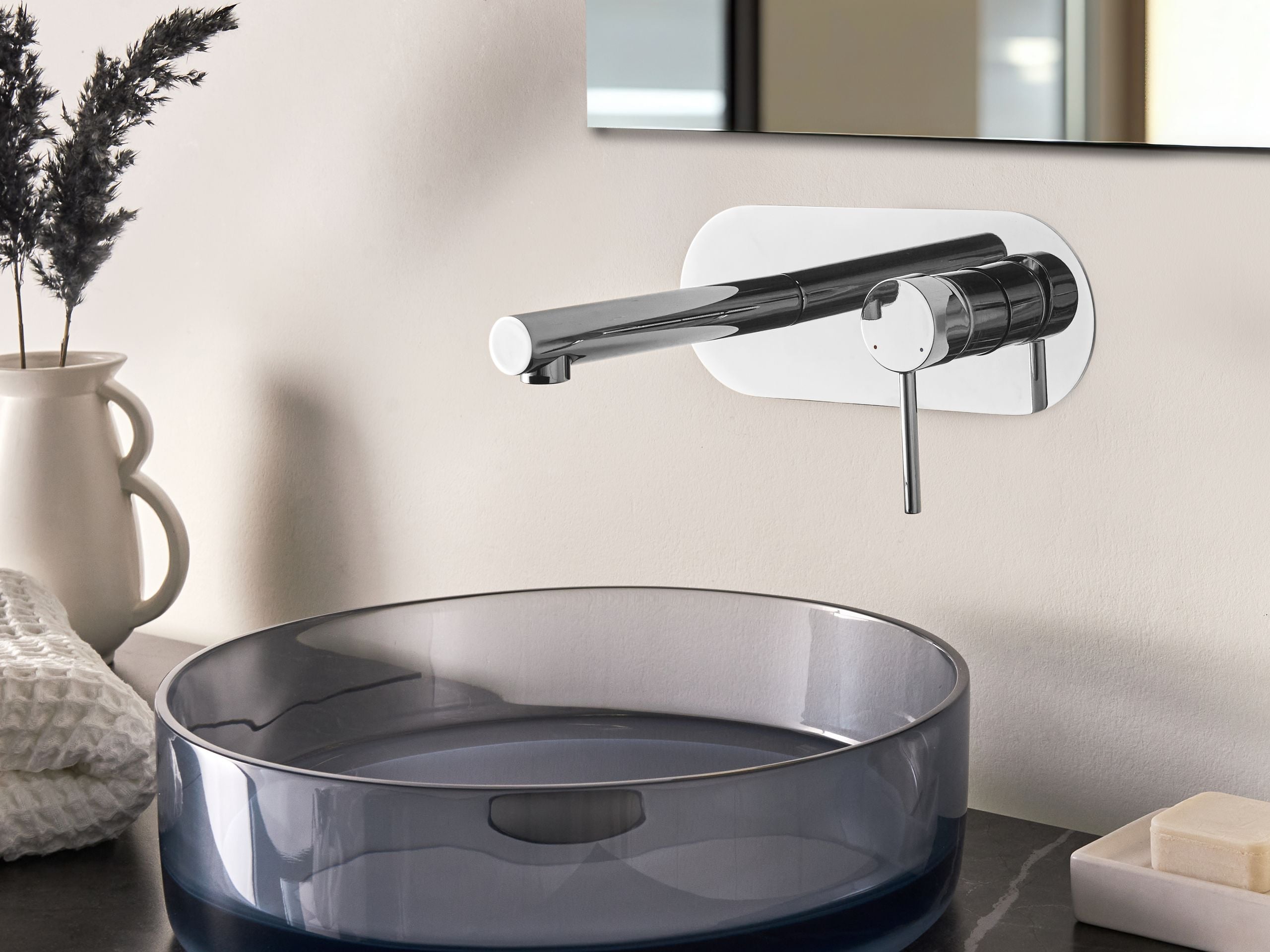 Seinään kiinnitettävä pesuallashana CLAVIJO messinki Hopea