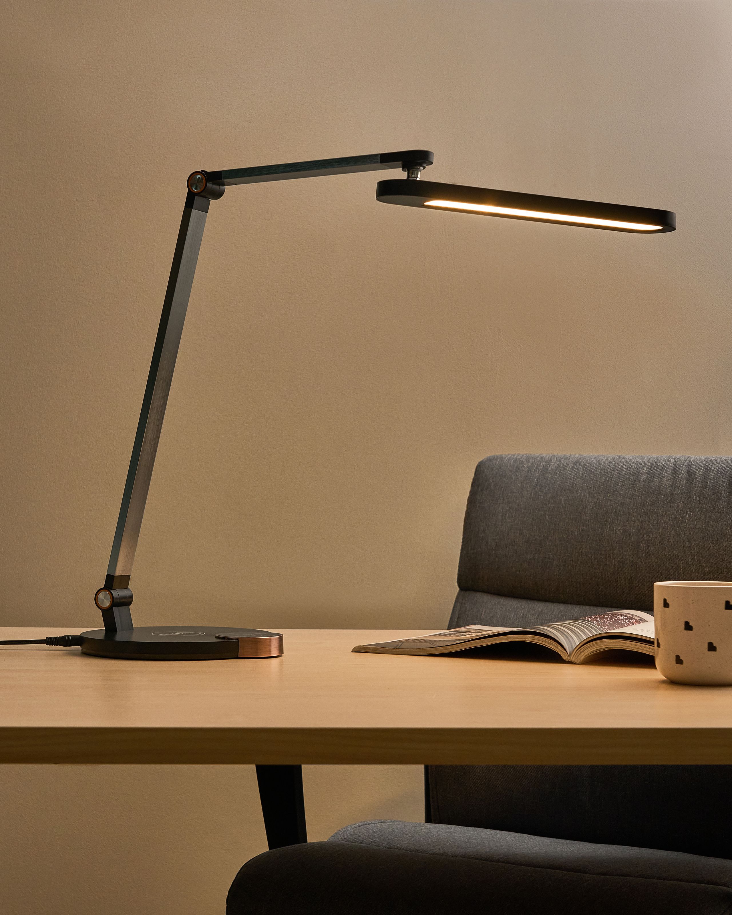 Työpöydän LED-valaisin CAROY langattomalla laturilla Musta