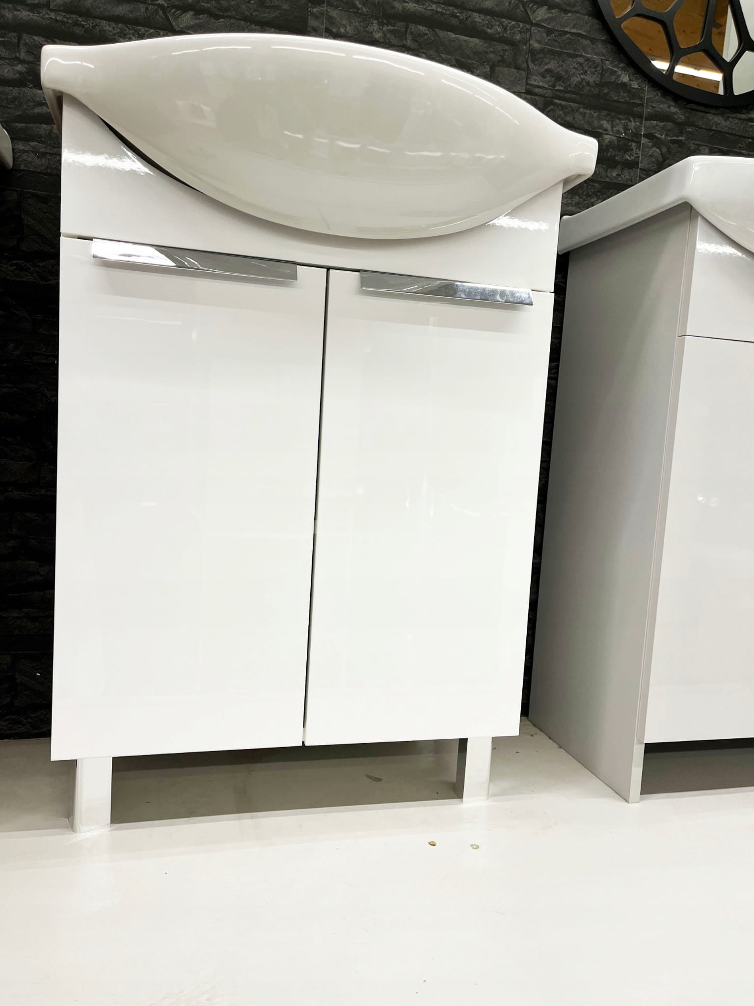 Kylpyhuonekaappi pesualtaalla jaloilla 85x60, seisova, valkoinen Lily, pitkänomainen kromihana