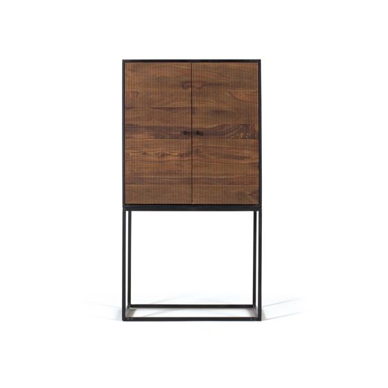 Ruusupuusta valmistettu vaatekaappi, jossa ruskeat metallijalat