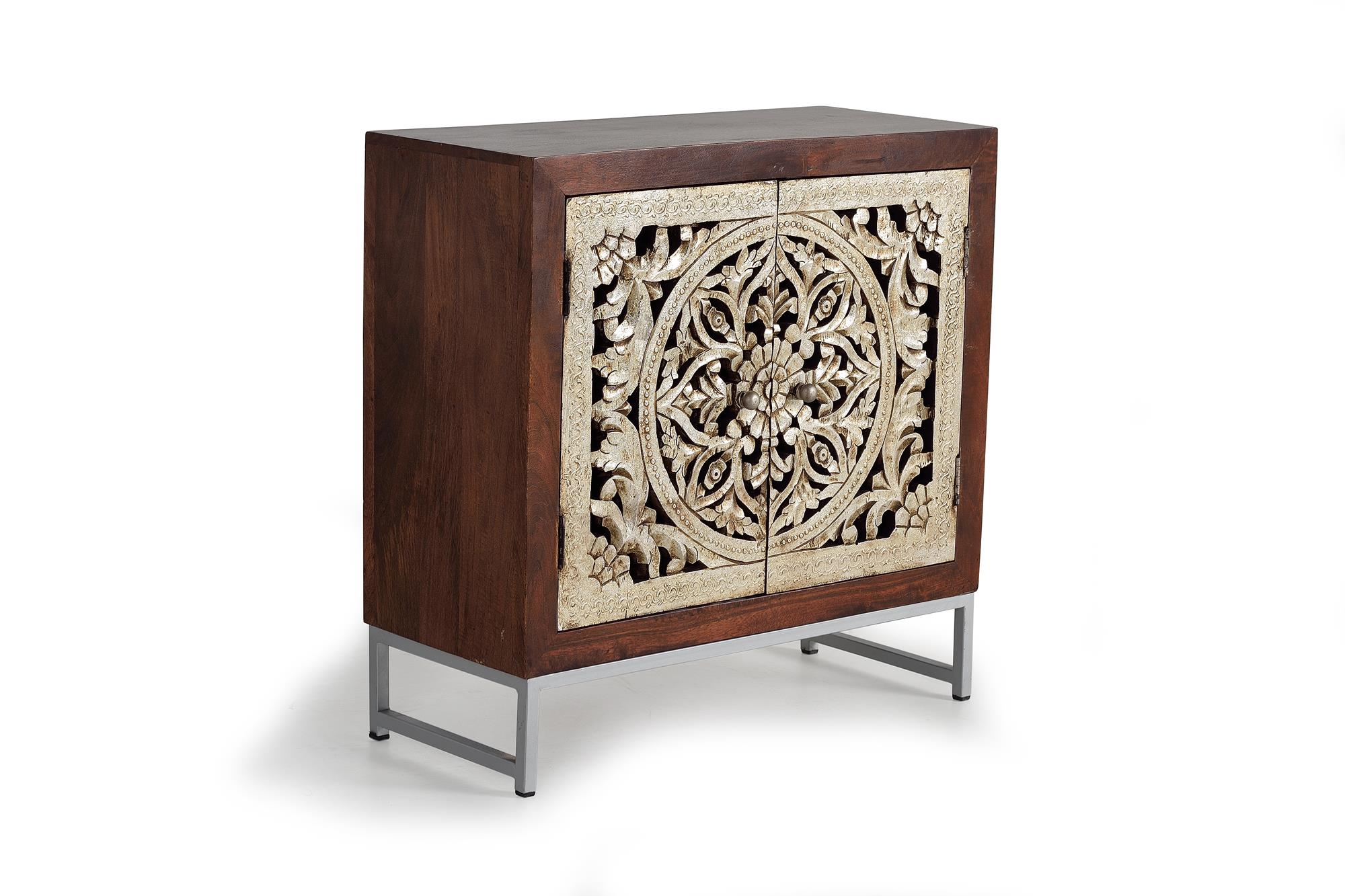 Lipasto, jossa on kaksi ovea ja metallinen etuosa