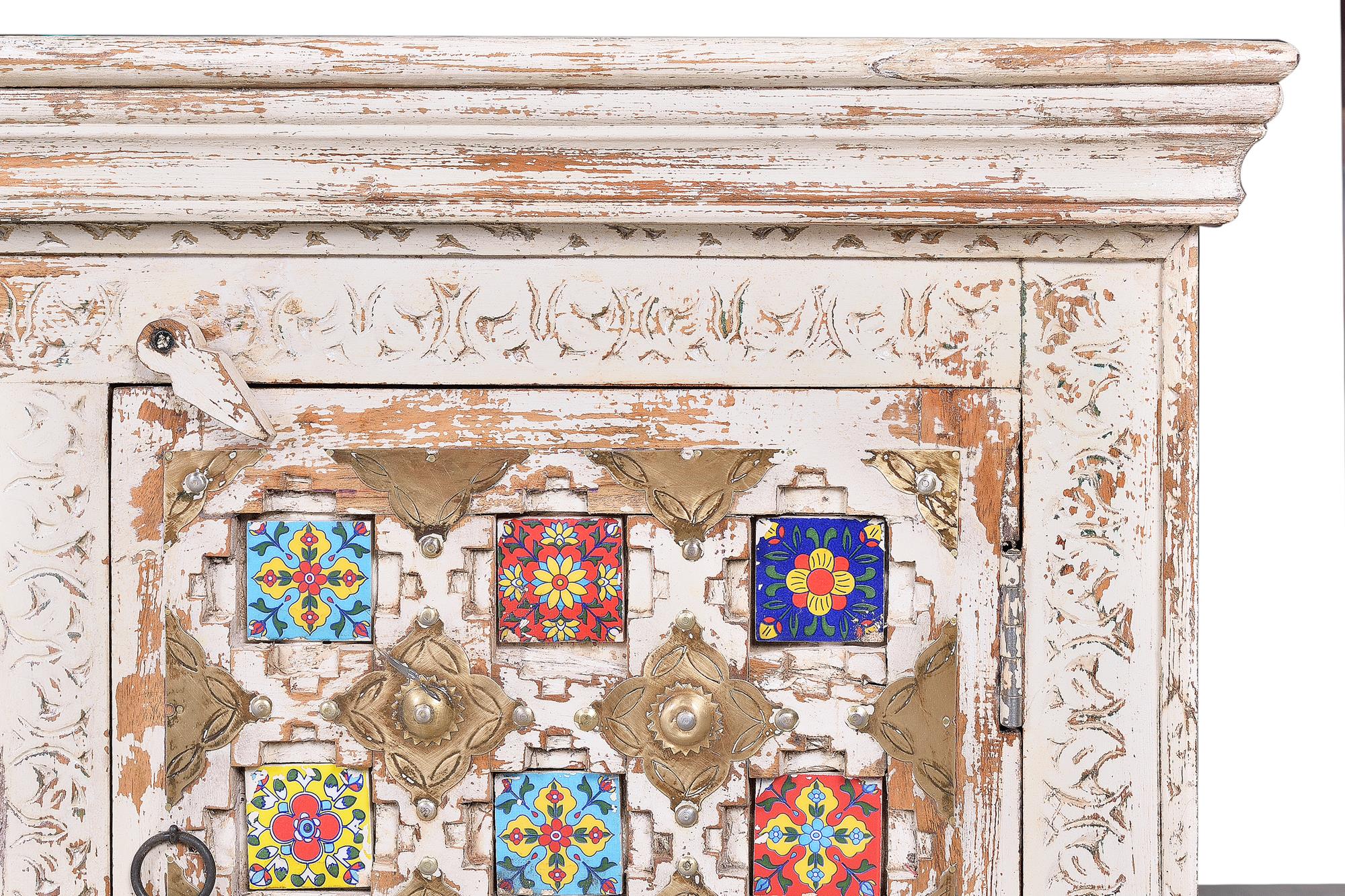 TV-taso mangopuusta, keraamiset/pronssiset yksityiskohdat