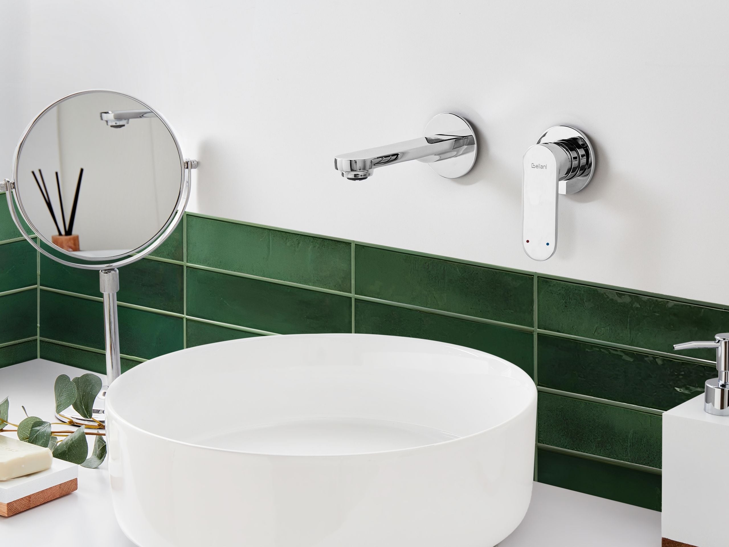 Seinään kiinnitettävä pesuallashana GUATAVIA messinki Hopea