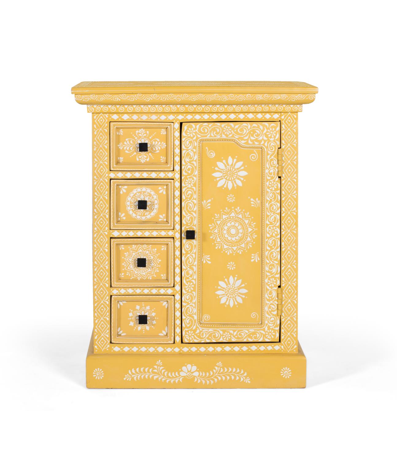 Mangopuusta valmistettu lipasto, jossa käsintehty koristeltu ovi