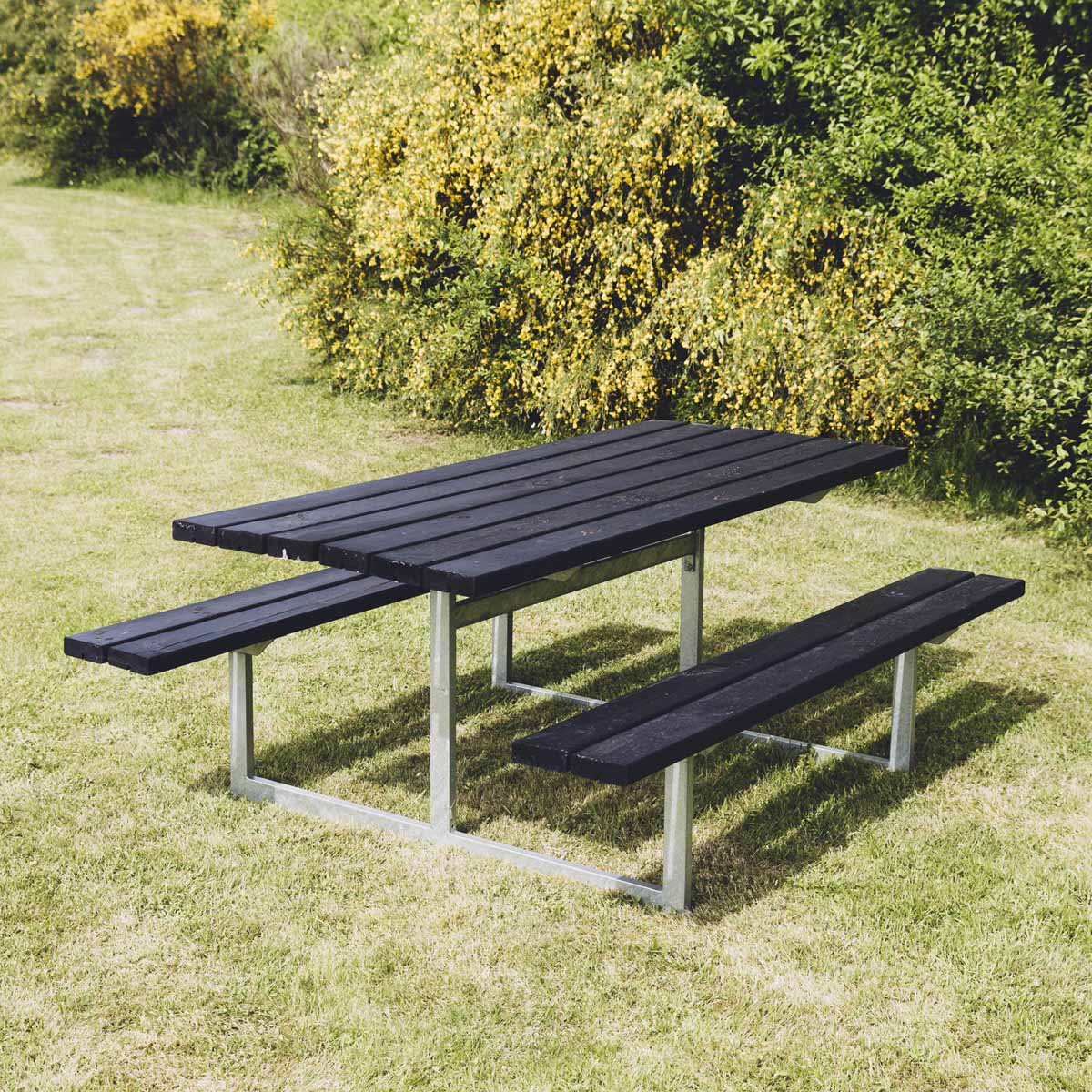 Picnic -pöytäsetti FRIGG, mustaksi petsattu puu ja galvanoitu runko, 175 x 140 cm Hortus