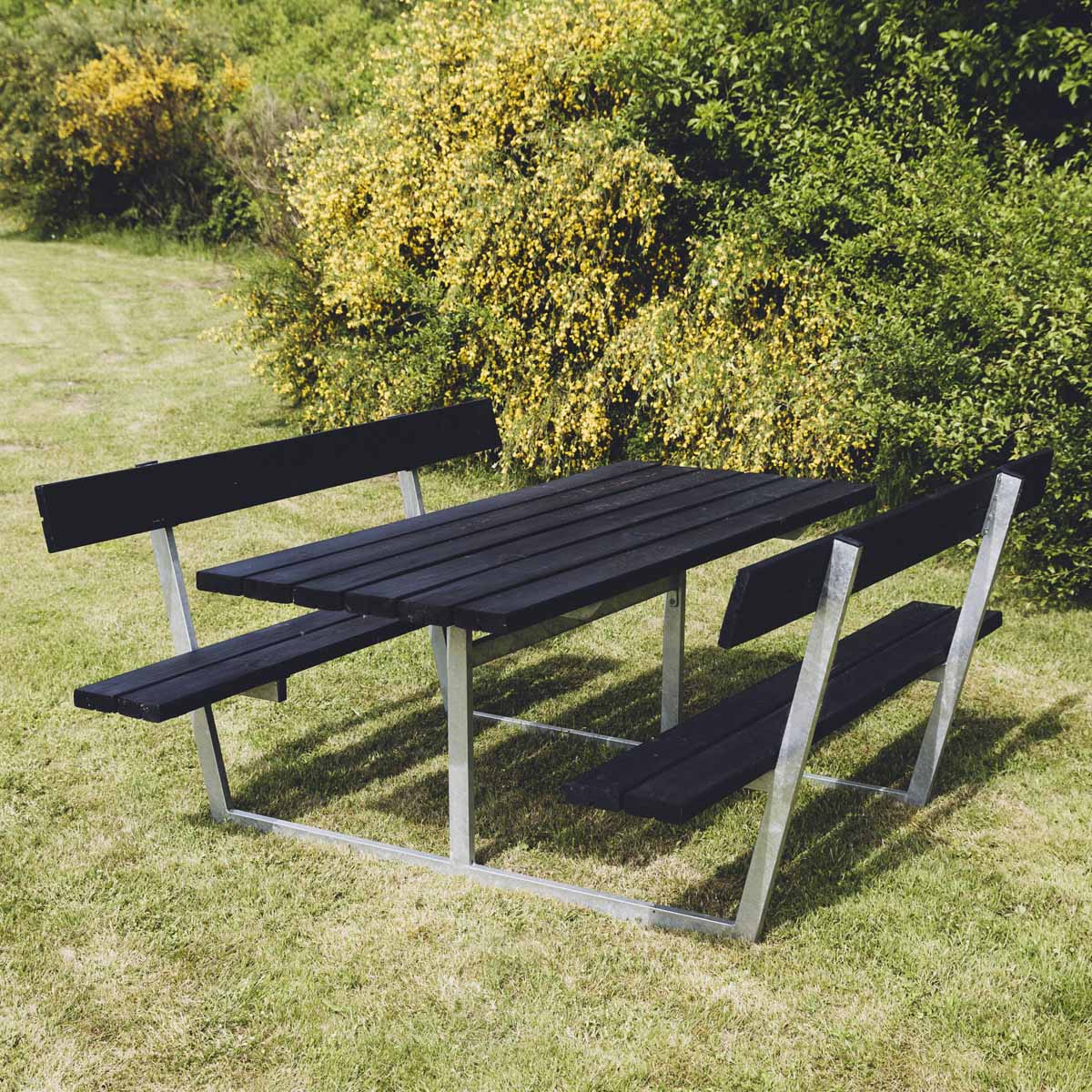Picnic -pöytäsetti SIF, mustaksi petsattu puu ja galvanoitu runko, 180 x 185 cm Hortus