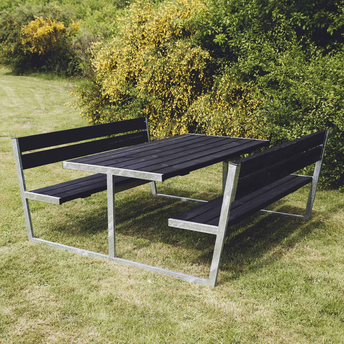 Picnic -pöytäsetti THOR, mustaksi petsattu puu ja galvanoitu runko, 180 x 201 cm Hortus