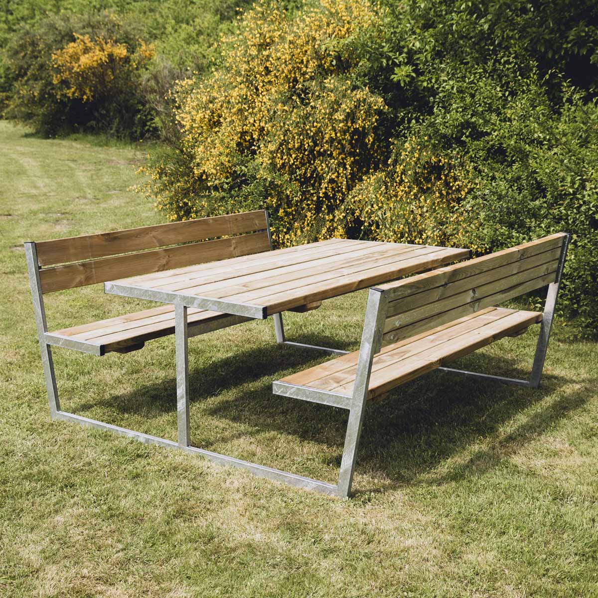 Picnic -pöytäsetti BALDER, painekyllästetty puu ja galvanoitu runko selkänojalla, 180 x 201 cm Hortus