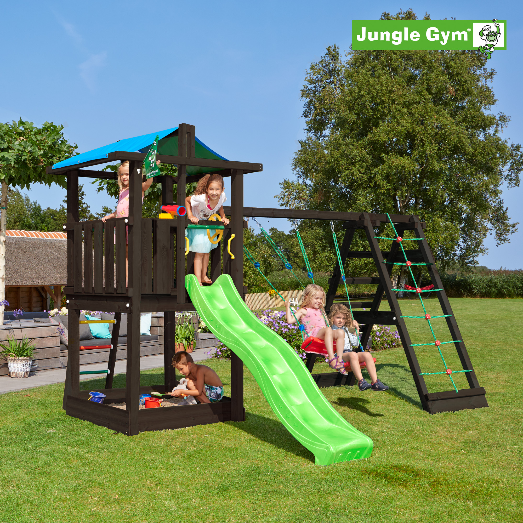 Leikkitornikokonaisuus Jungle Gym Hut 2.1, mustaksi petsattu, ja 2-Climb Module 220 ja vihreä liukumäki