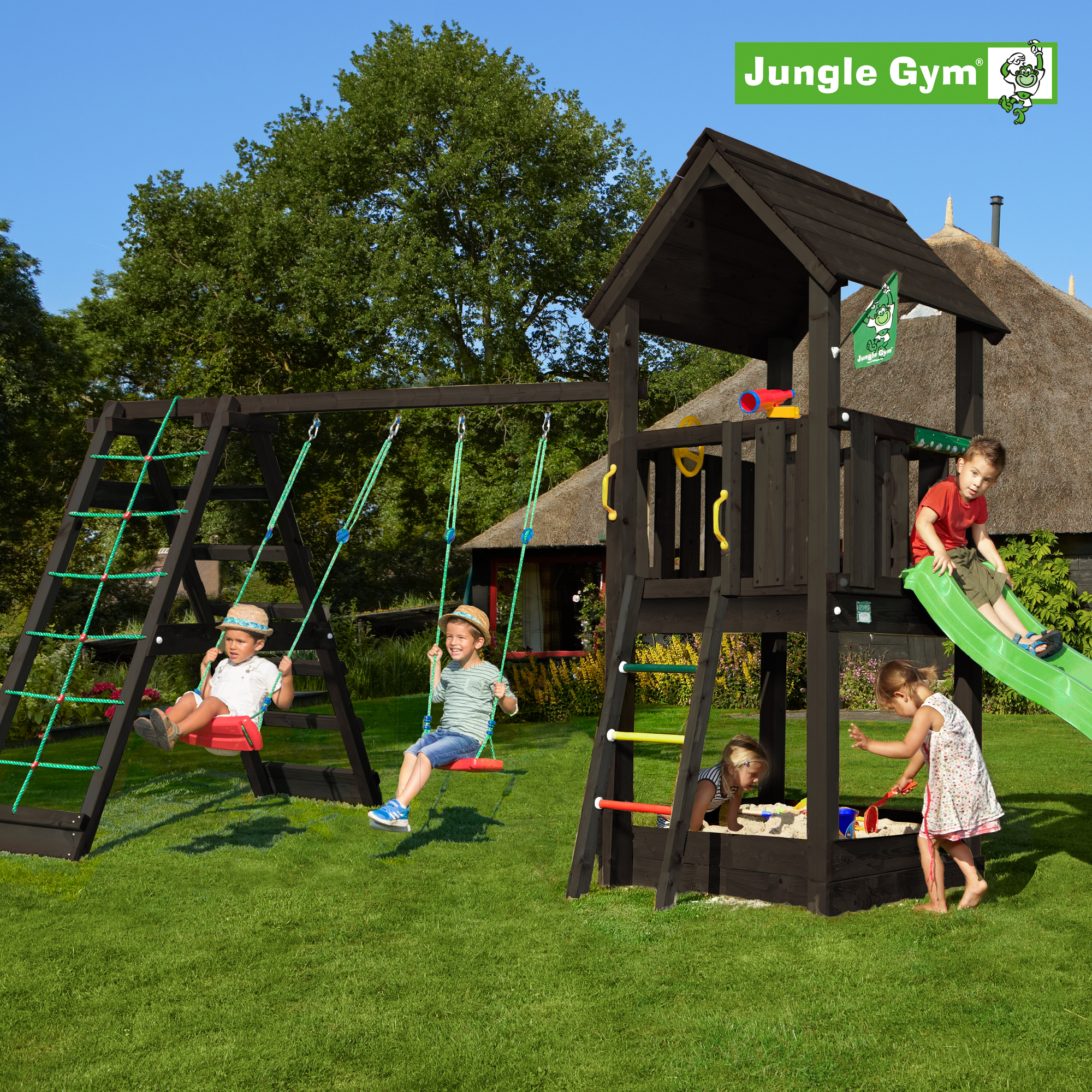 Leikkitornikokonaisuus Jungle Gym Club 2.1, mustaksi petsattu, ja 2-Climb Module 220 ja vihreä liukumäki