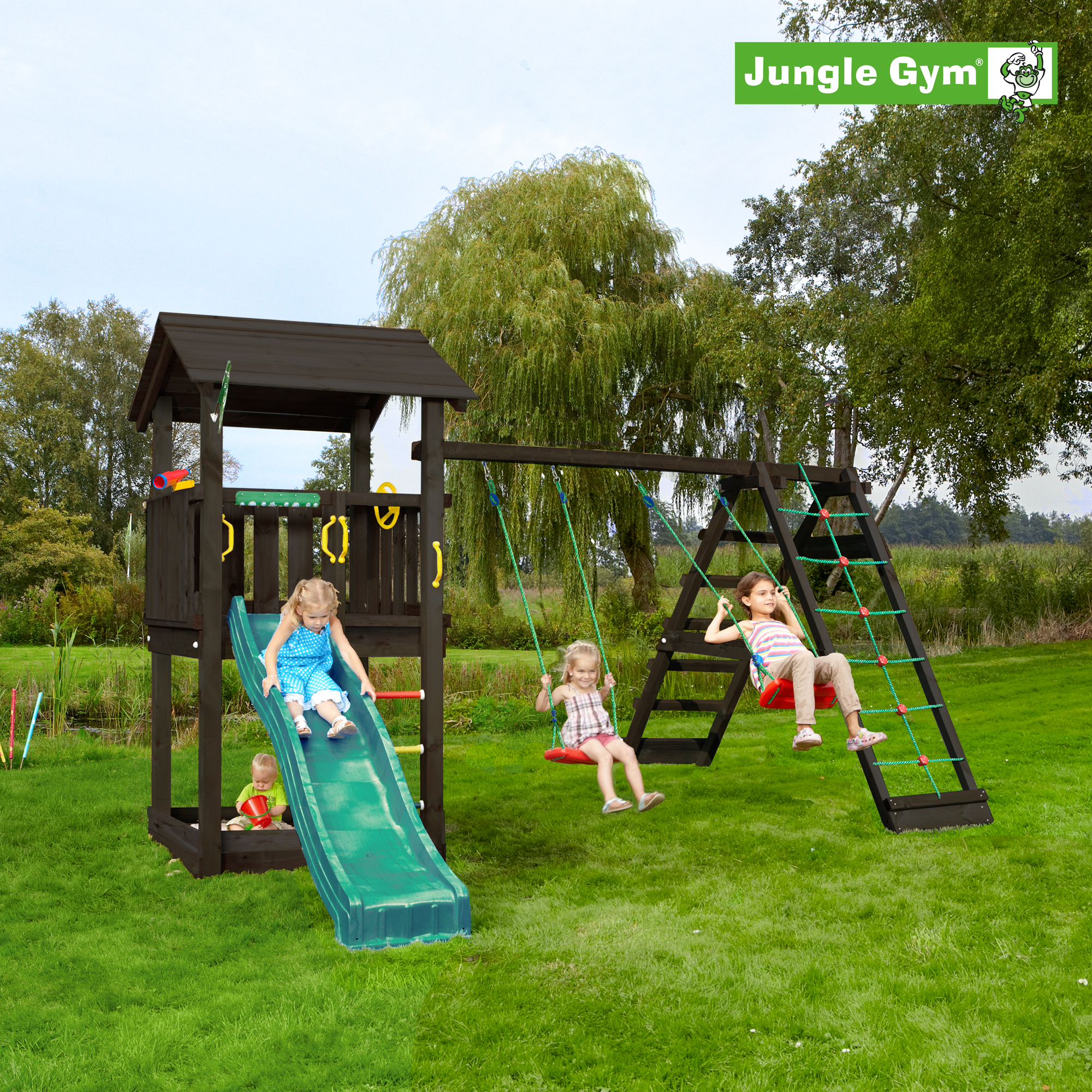 Leikkitornikokonaisuus Jungle Gym Casa 2.1, mustaksi petsattu, ja 2-Climb Module 220 ja tummanvihreä liukumäki