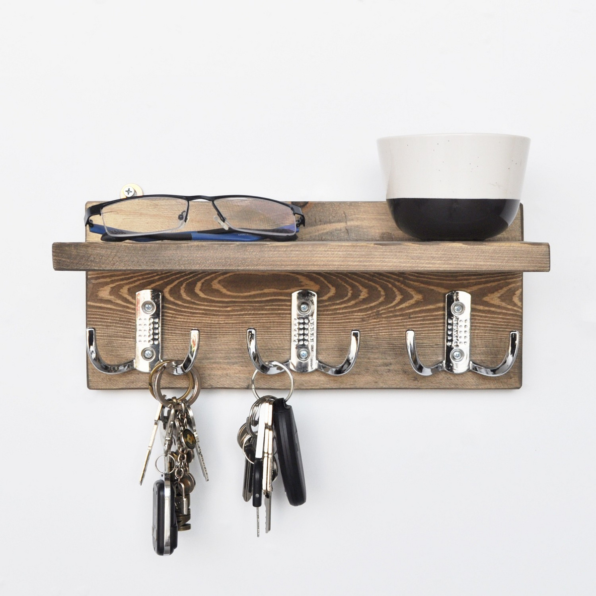Norda Design Käsintehty seinähylly avainnaulakolla, 30 x 13 x 11 cm, 100 % kuusipuuta, rustiikkinen pähkinänruskea | Valmiiksi koottu ja seinälle asennettava