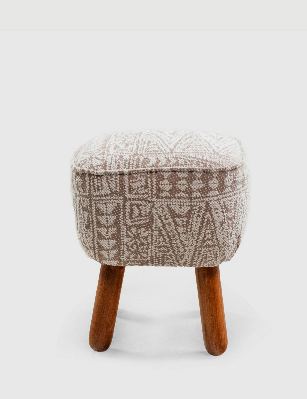 Norda Design Elegantti rahi pyökkikehyksellä, beigenvärinen kudottu kangas, 40x45x40 cm | tyylikkäät saksanpähkinäjalat kodin sisustukseen
