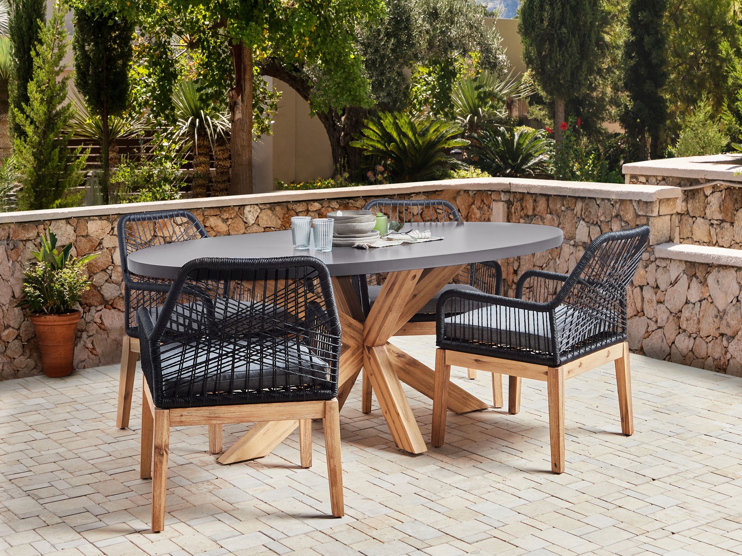 Ulkoruokailuryhmä 4-istuttava ORISTANO tyynyillä betoni Musta