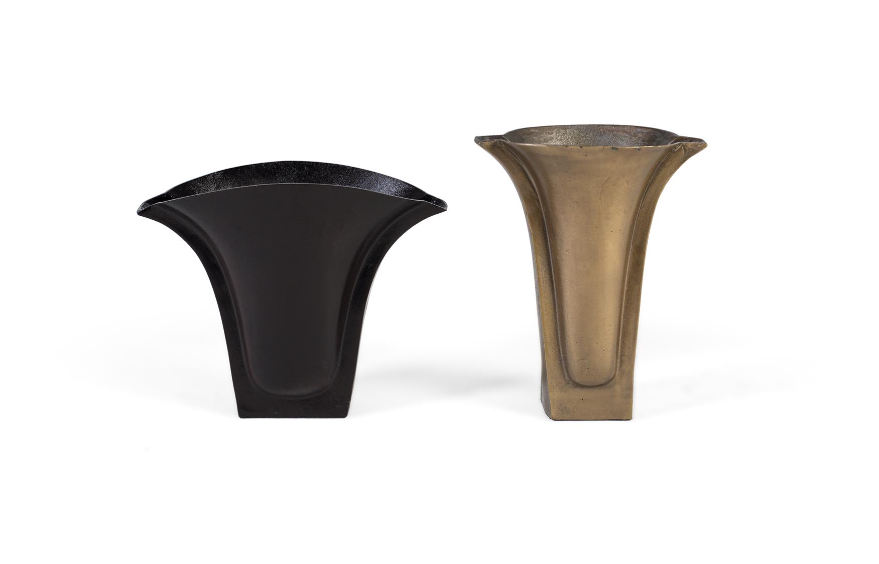 Kahden maljakon setti, valmistettu karkeapintaisesta alumiinista