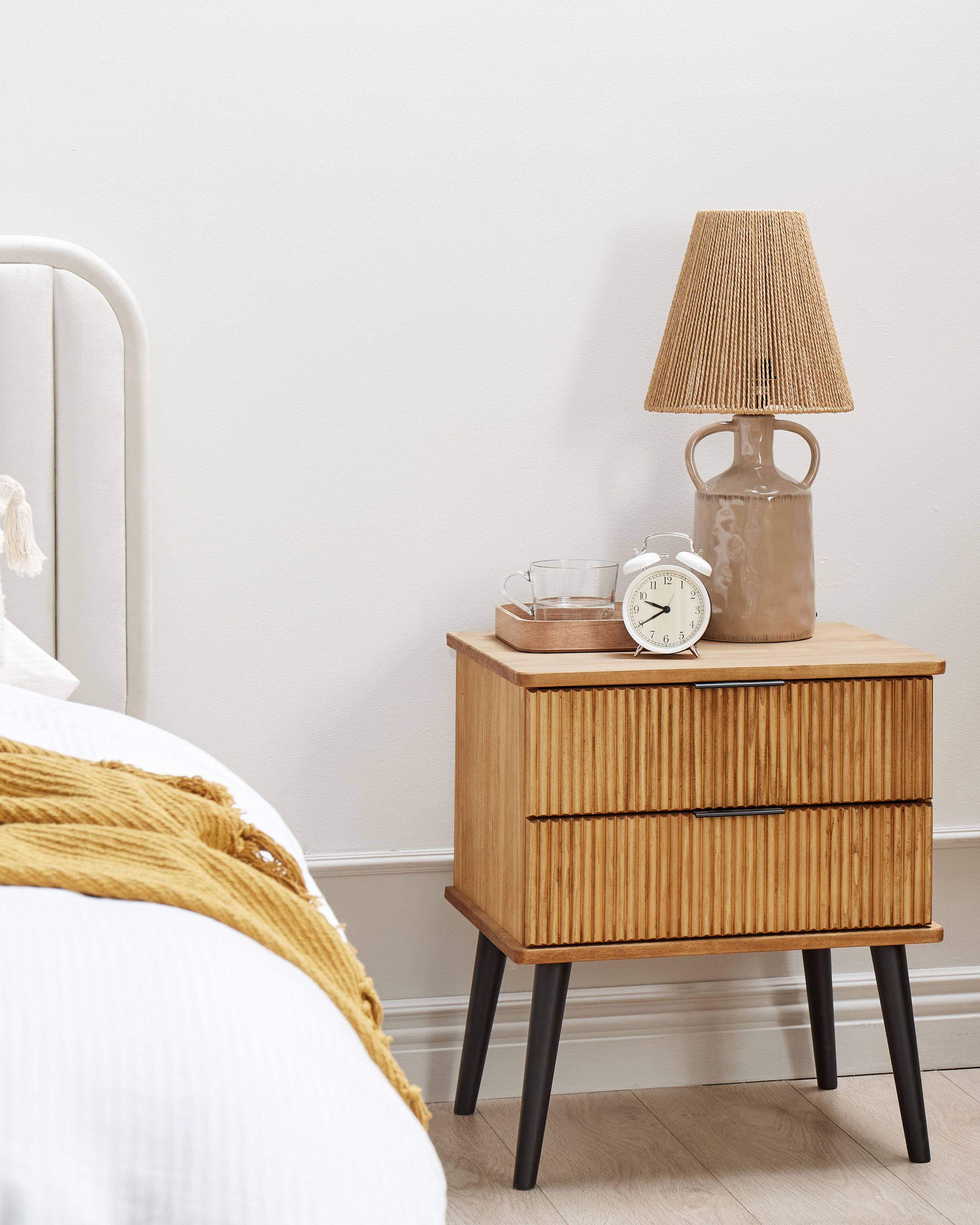 Yöpöytä 2 laatikolla TIMMINS mänty Ruskea