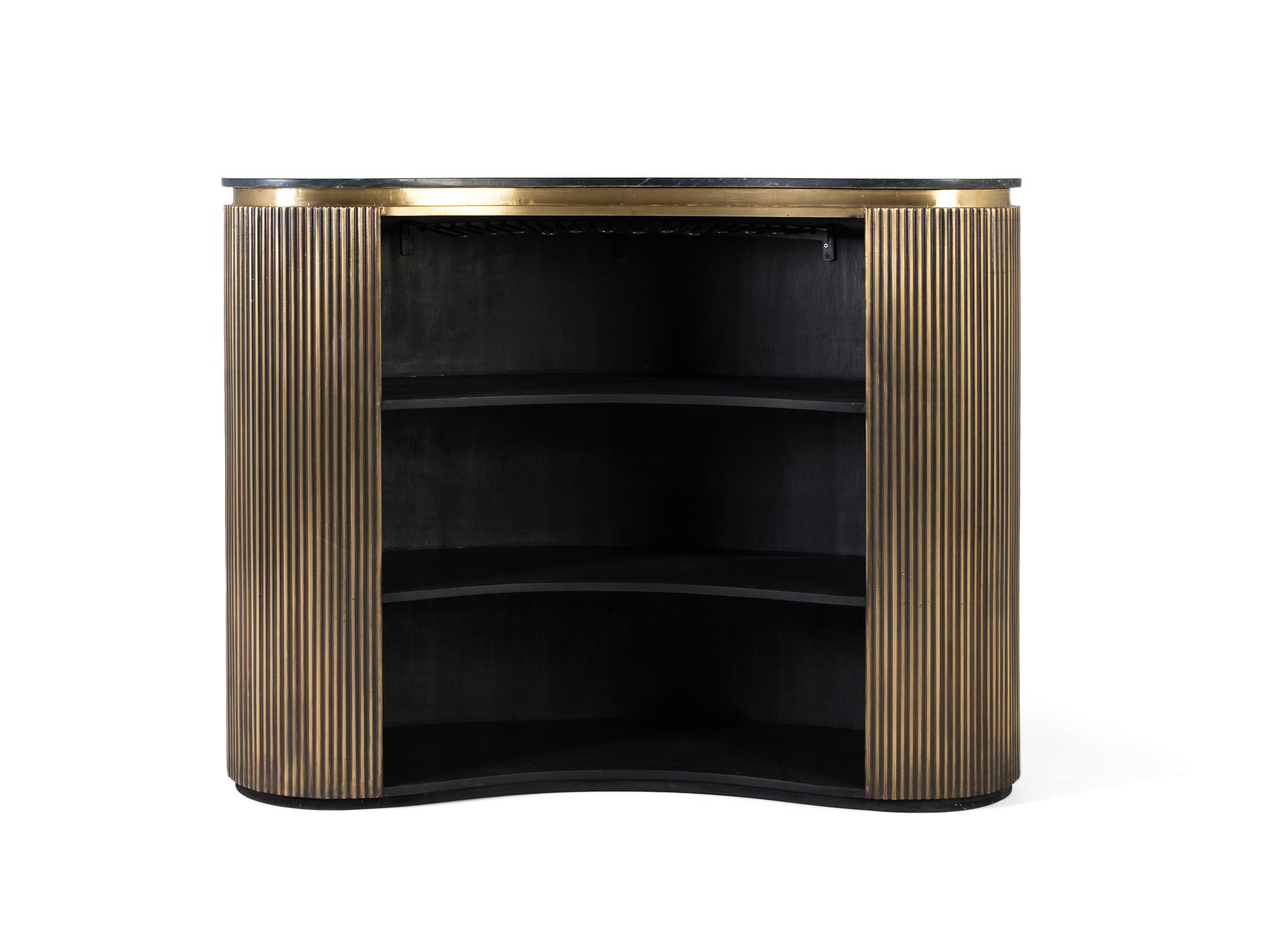 Baarikaappi, kultainen etuosa