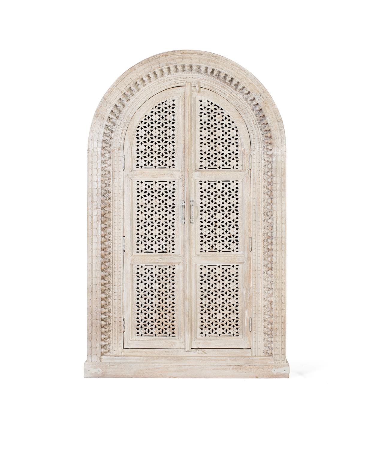 Valkoinen kulunut mangopuusta valmistettu vaatekaappi