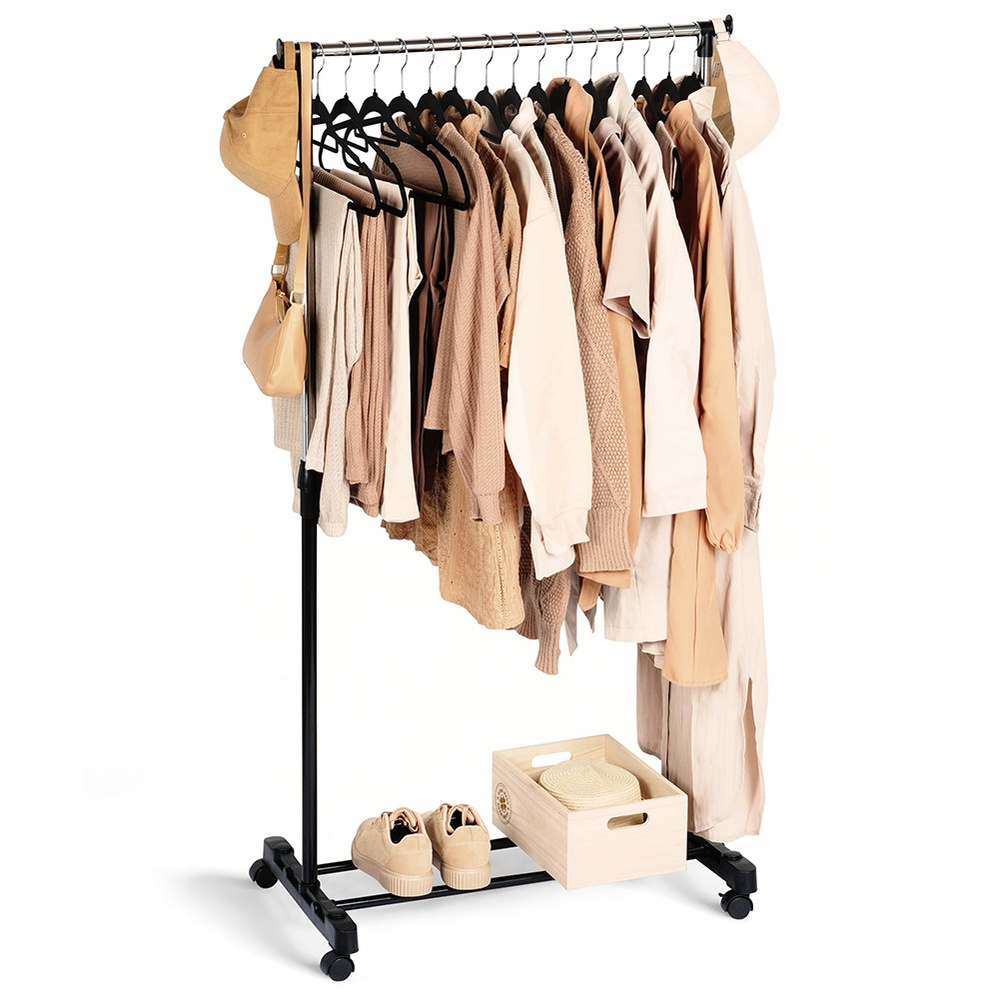 Musta metallinen vaatteiden teline pyörillä 140 cm