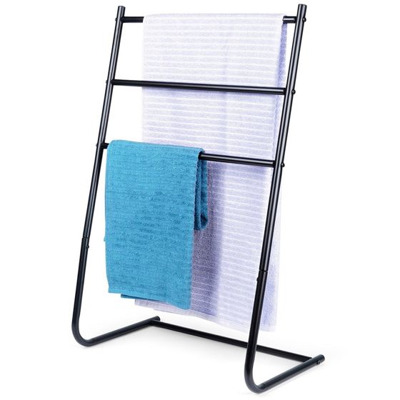 Musta metallinen seisova pyyheteline