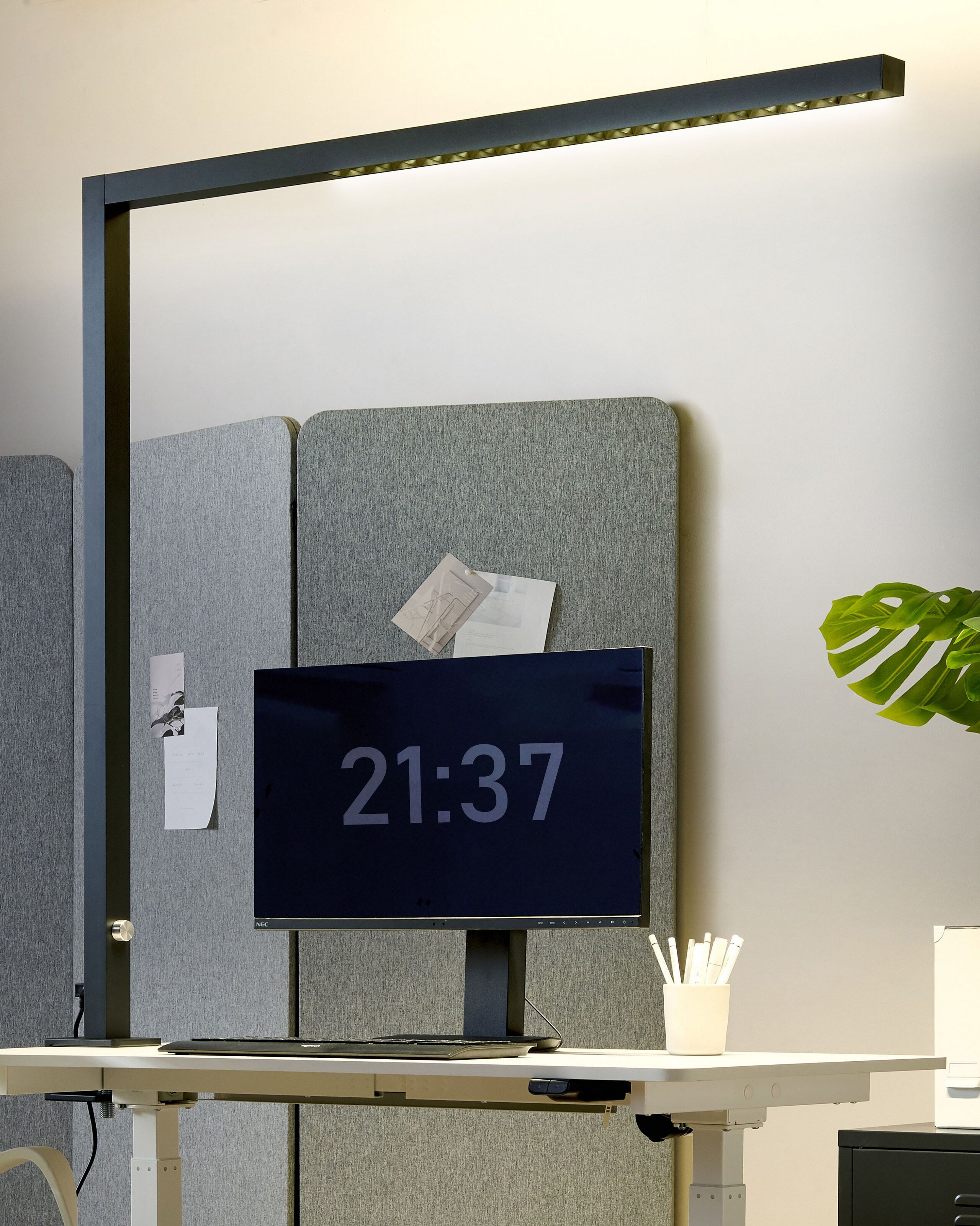 Työpöydän LED-nipistinvalaisin VOLANS himmentimellä metalli Musta