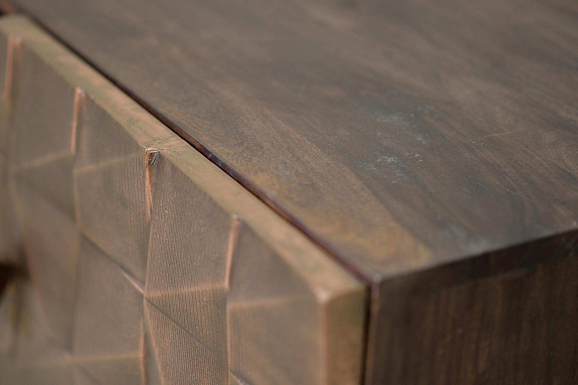 TV-taso mangopuusta ja ruskeansävyisestä kuparista