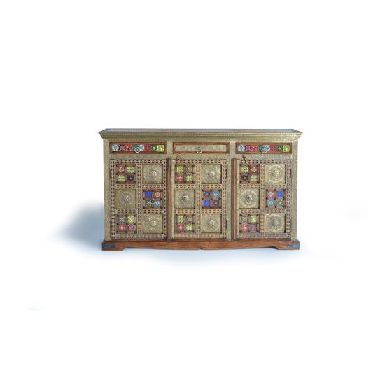 Senkki käsinmaalatuilla keraamisilla yksityiskohdilla