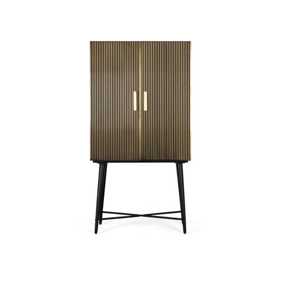 Vaatekaappi, jossa on kaksi pronssilla verhoiltua puuovea ja marmorikansi