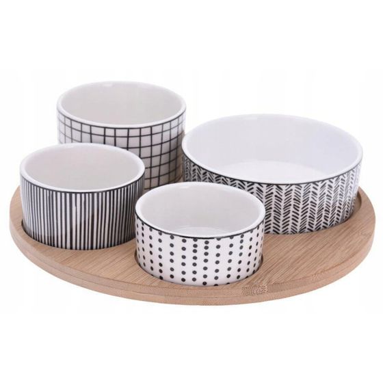4 kulhon setti laudalla tapasten tarjoiluun