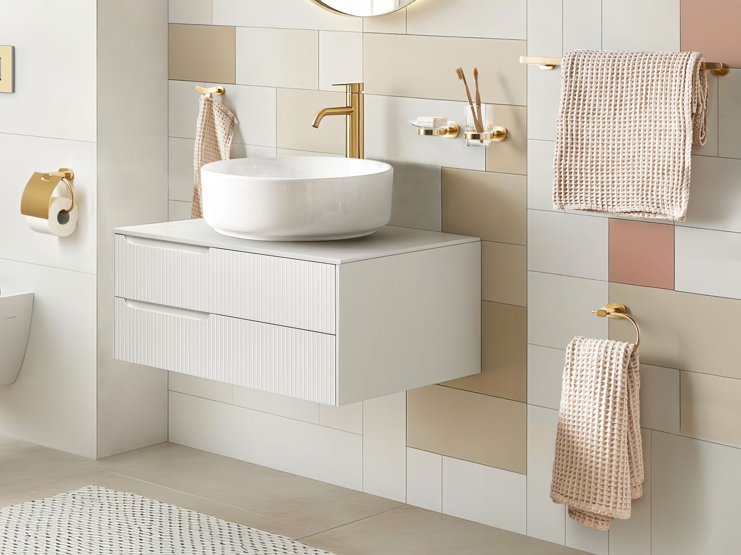 Kylpyhuoneen tarvikesetti 6 osaa TOCOPILLA pyyhetangoilla ja -koukuilla Kulta