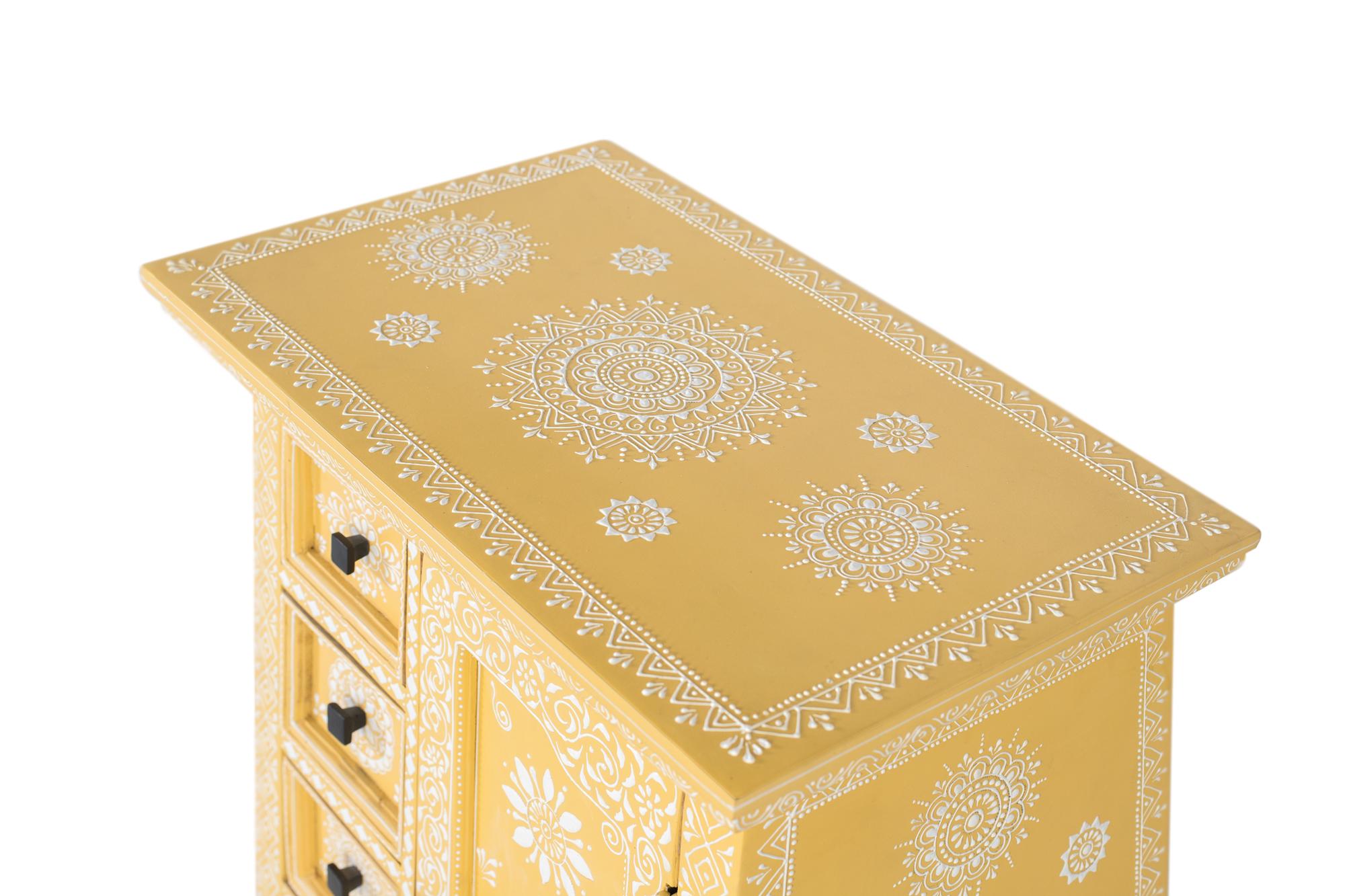 Mangopuusta valmistettu lipasto, jossa käsintehty koristeltu ovi